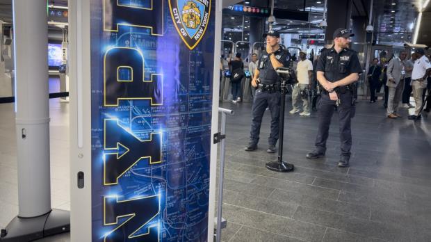 纽约市启用了人工智能扫描仪，以防止枪支进入地铁系统